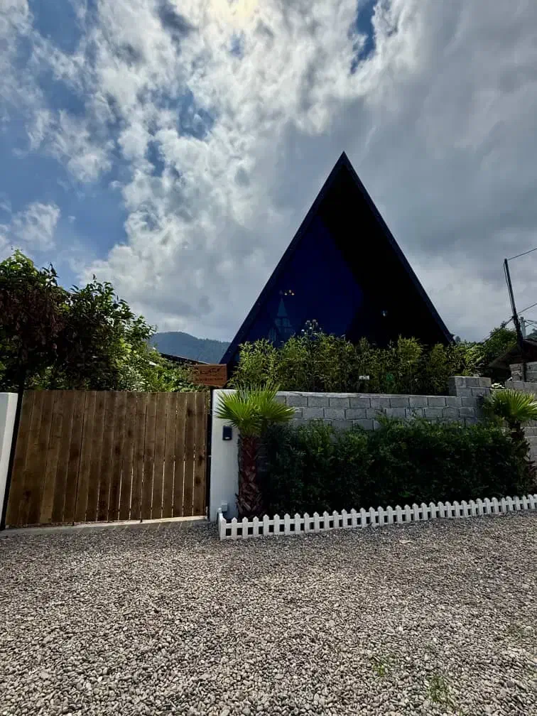 کلبه سوئیسی جنب تلکابین رامسر|اجارهٔ کوتاهمدت ویلا و باغ|رامسر, |دیوار