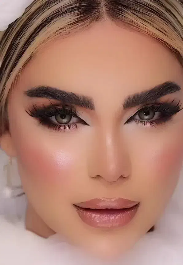 میکاپ و شینیون با تخفیف استثنایی|خدمات آرایشگری و زیبایی|رشت, آب و برق|دیوار