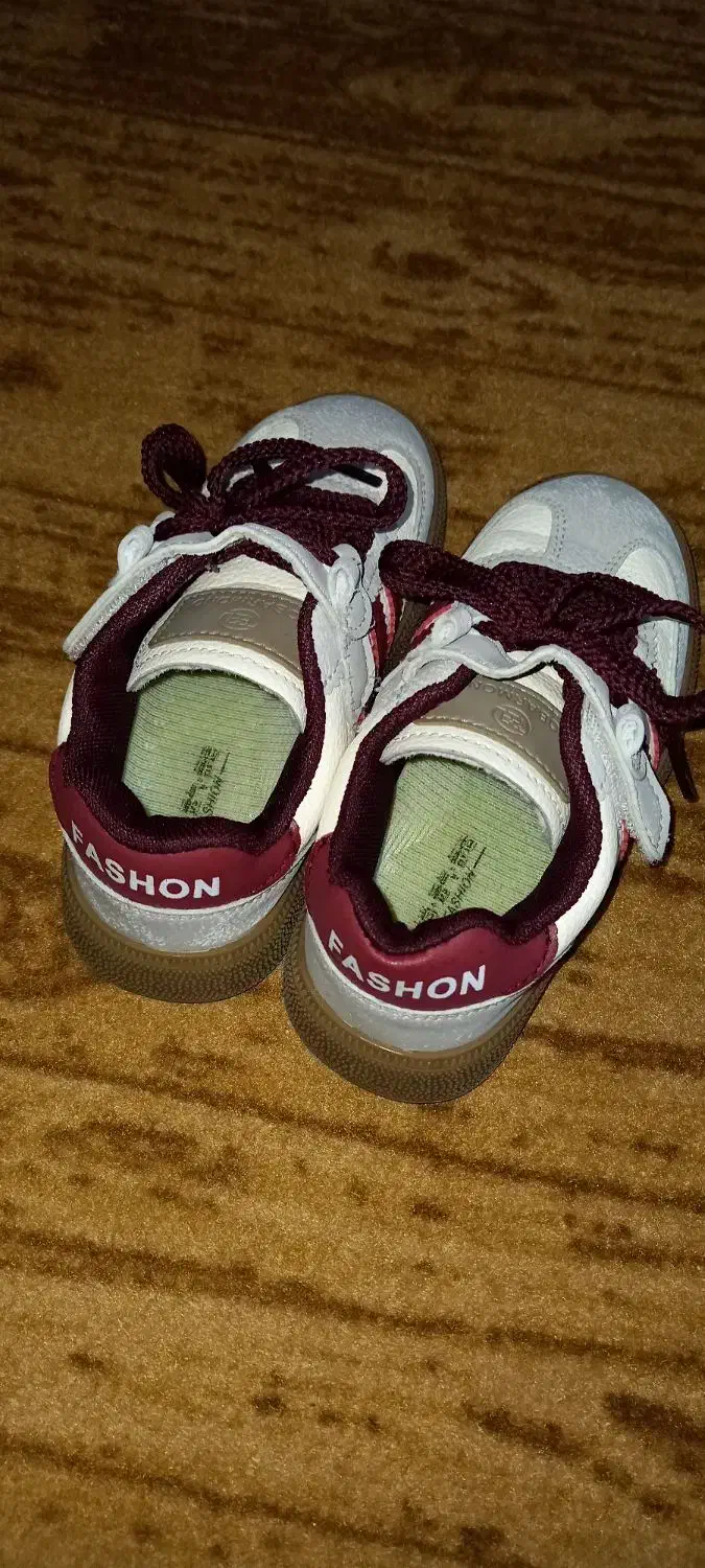 کفش بچگانه|کفش و لباس بچه|دوگنبدان, |دیوار