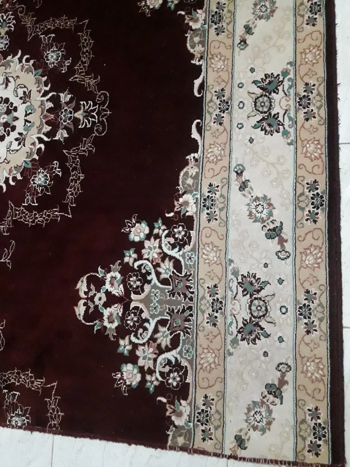 فرش لاکی ۲×۲/۱۵ کمی زدگی داره اندازه یک بند انگشت|فرش|همدان, |دیوار