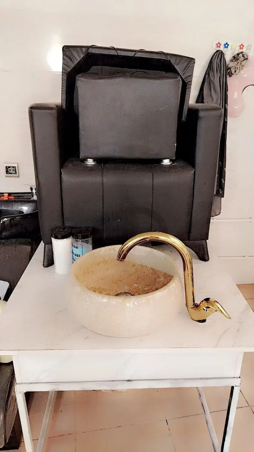 به علت جمع کردن وسایل ها نو هستن|آرایشگاه و سالنهای زیبایی|بم, |دیوار