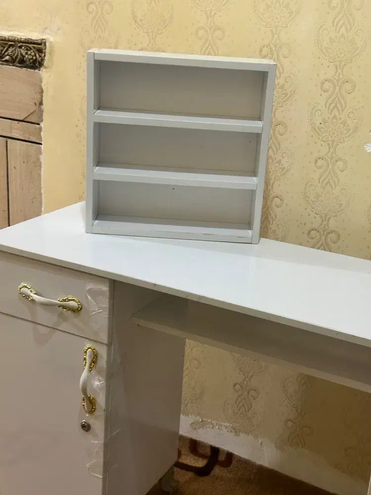 میز|آرایشگاه و سالن‌های زیبایی|سوسنگرد, |دیوار