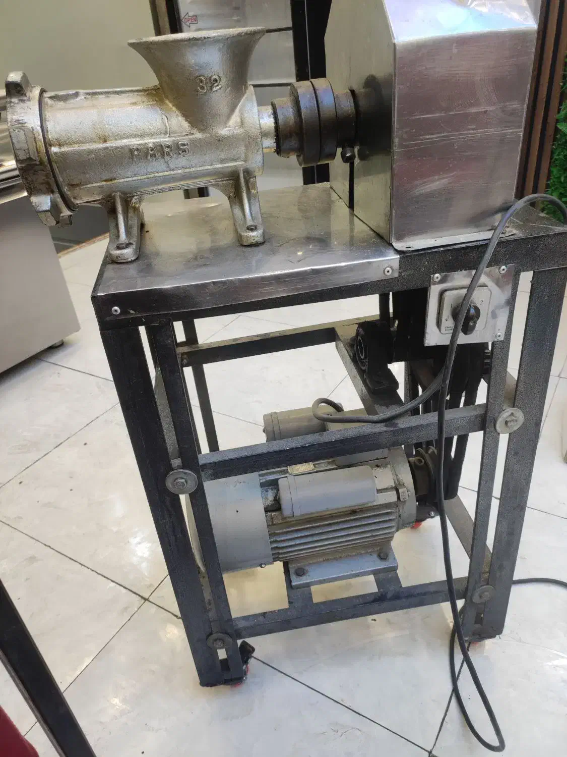 چرخ گوشت صنعتی|کافی‌شاپ و رستوران|قم, تولید دارو و یخچال|دیوار