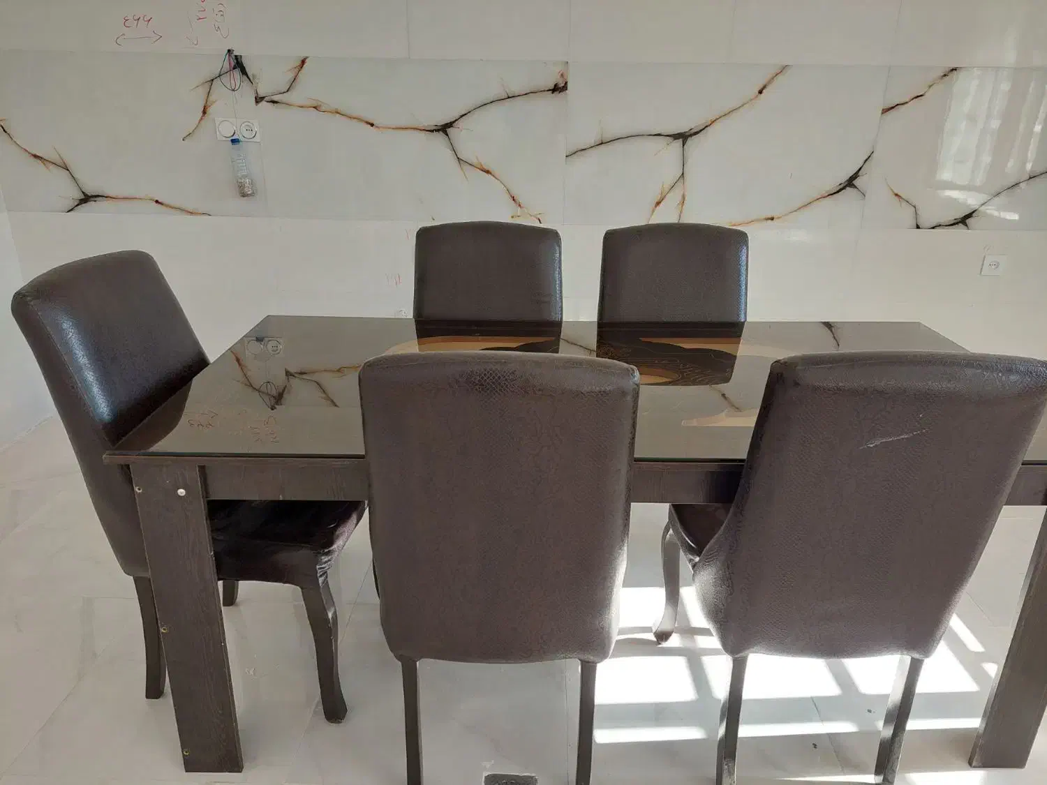 میز غذا خوردی تمیز|میز و صندلی غذاخوری|بهبهان, |دیوار