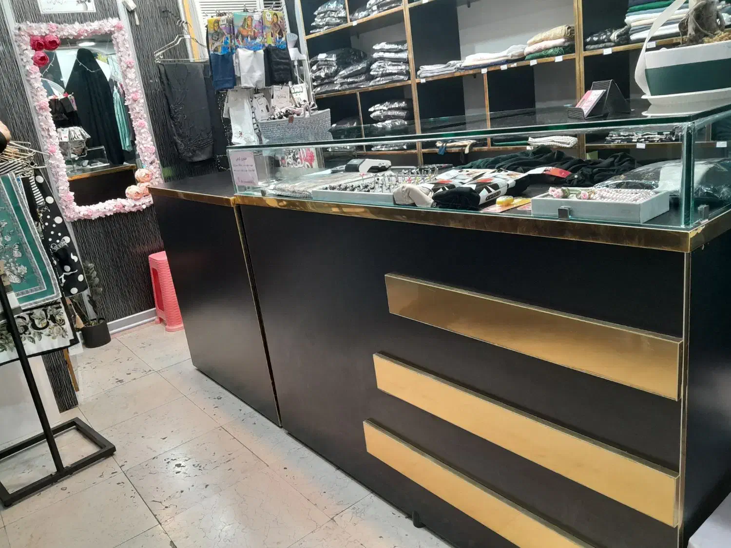 فروش ویترین و پیشخوان  و قفسه|فروشگاه و مغازه|رشت, استادسرا|دیوار