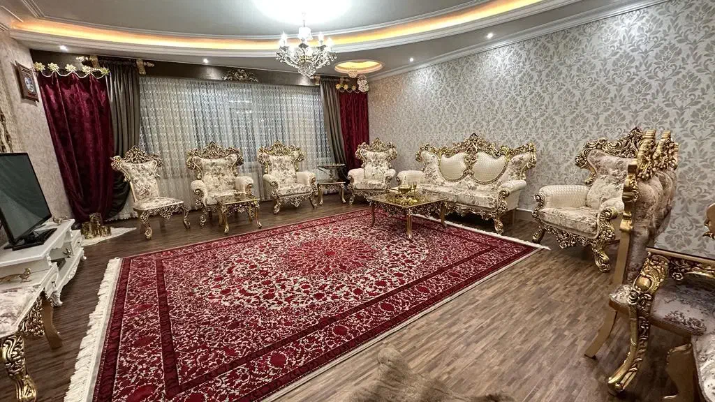 یک دست مبل نه نفری و یک میز نهار خوری شش نفری|مبلمان خانگی و میز عسلی|مهاباد (آذربایجان غربی), |دیوار