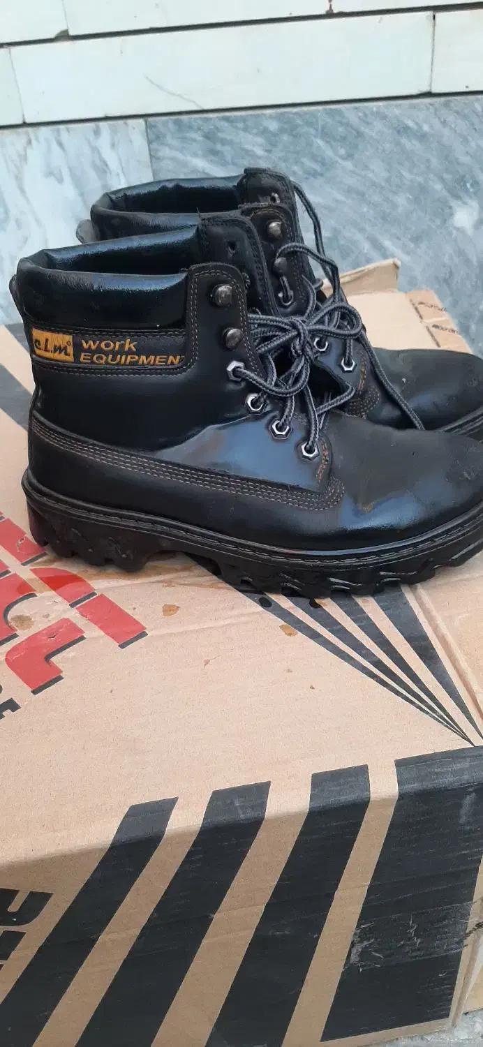 کفش|کیف، کفش، کمربند|لنجان, |دیوار