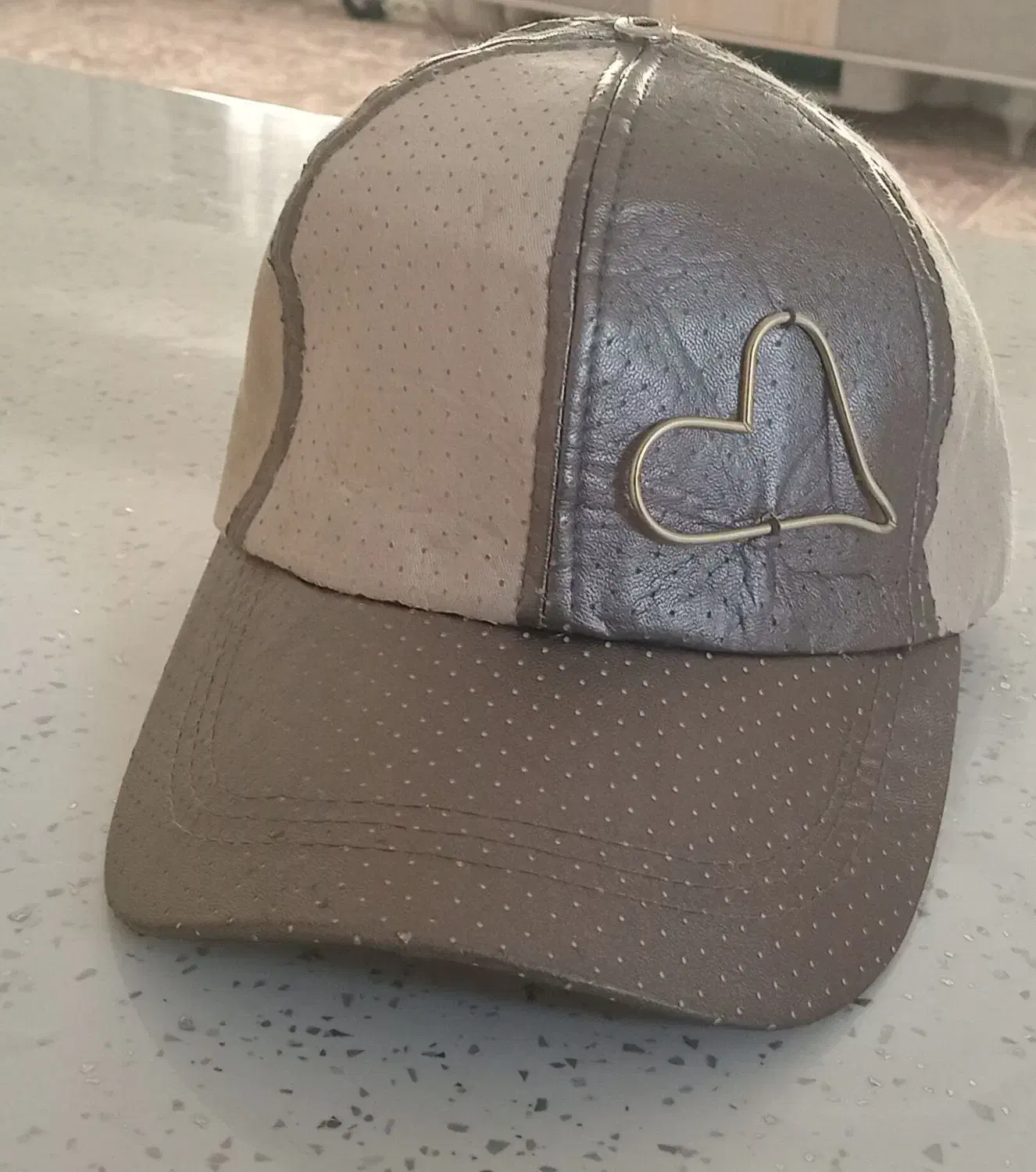 کلاه دخترانه/زنانه|لباس|ری, شهادت|دیوار