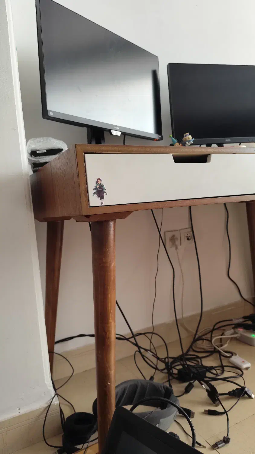 میز تحریر|میز تحریر و کامپیوتر|اندیشه, اندیشه فاز ۵|دیوار