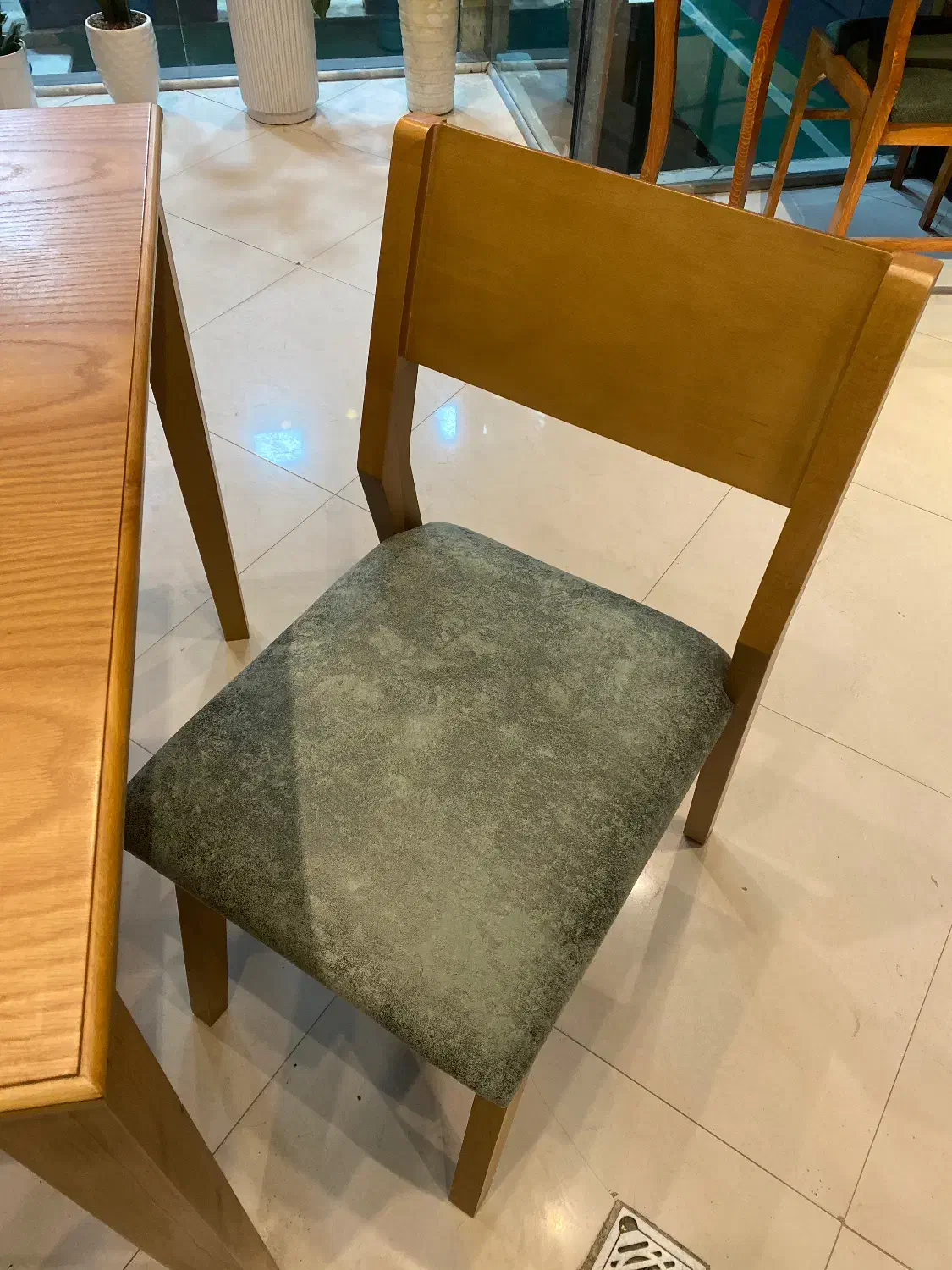 میز و صندلی سه نفره چوب در حد نو|میز و صندلی غذاخوری|مشهد, چهارچشمه|دیوار