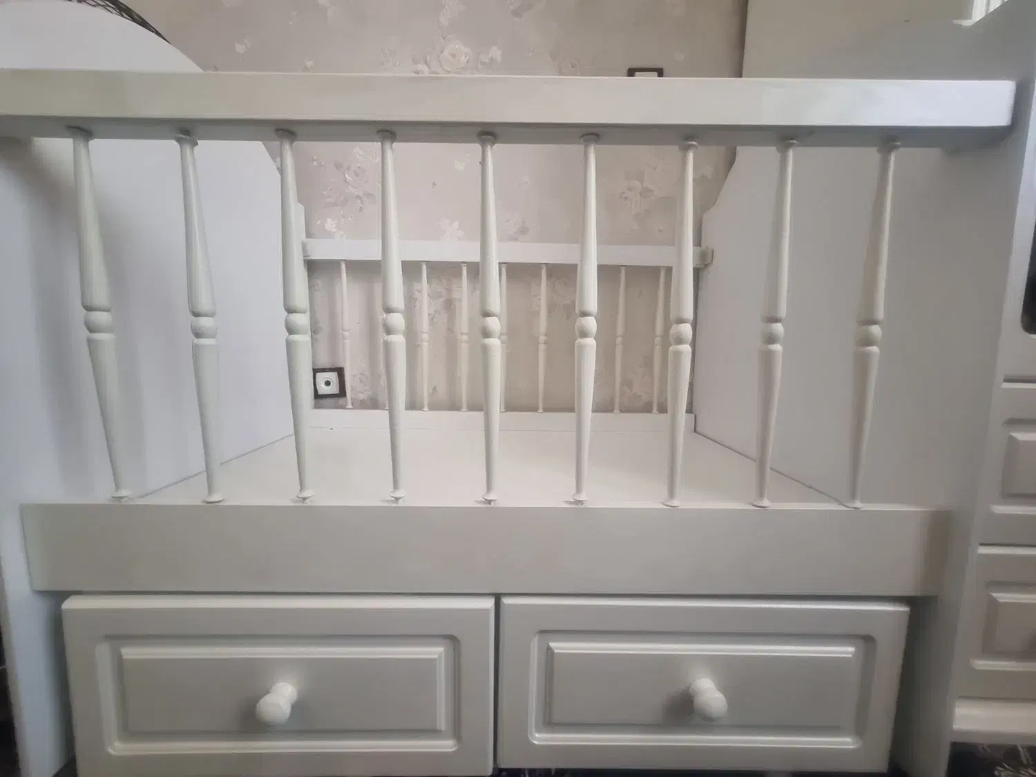 تخت گهواره ای در حد نو|تخت و صندلی بچه|قم, پردیسان|دیوار