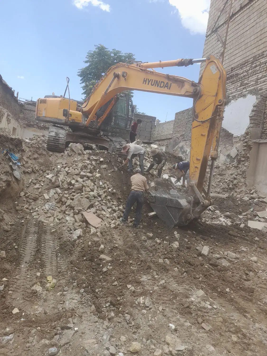 تخریب وخاکبرداری سادات حسینی(باپروانه کار)|خدمات پیشه و مهارت|مشهد, آزادشهر|دیوار