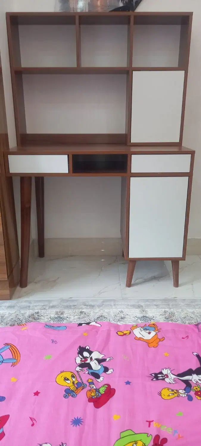 میز تحریر|میز تحریر و کامپیوتر|گرمی, |دیوار