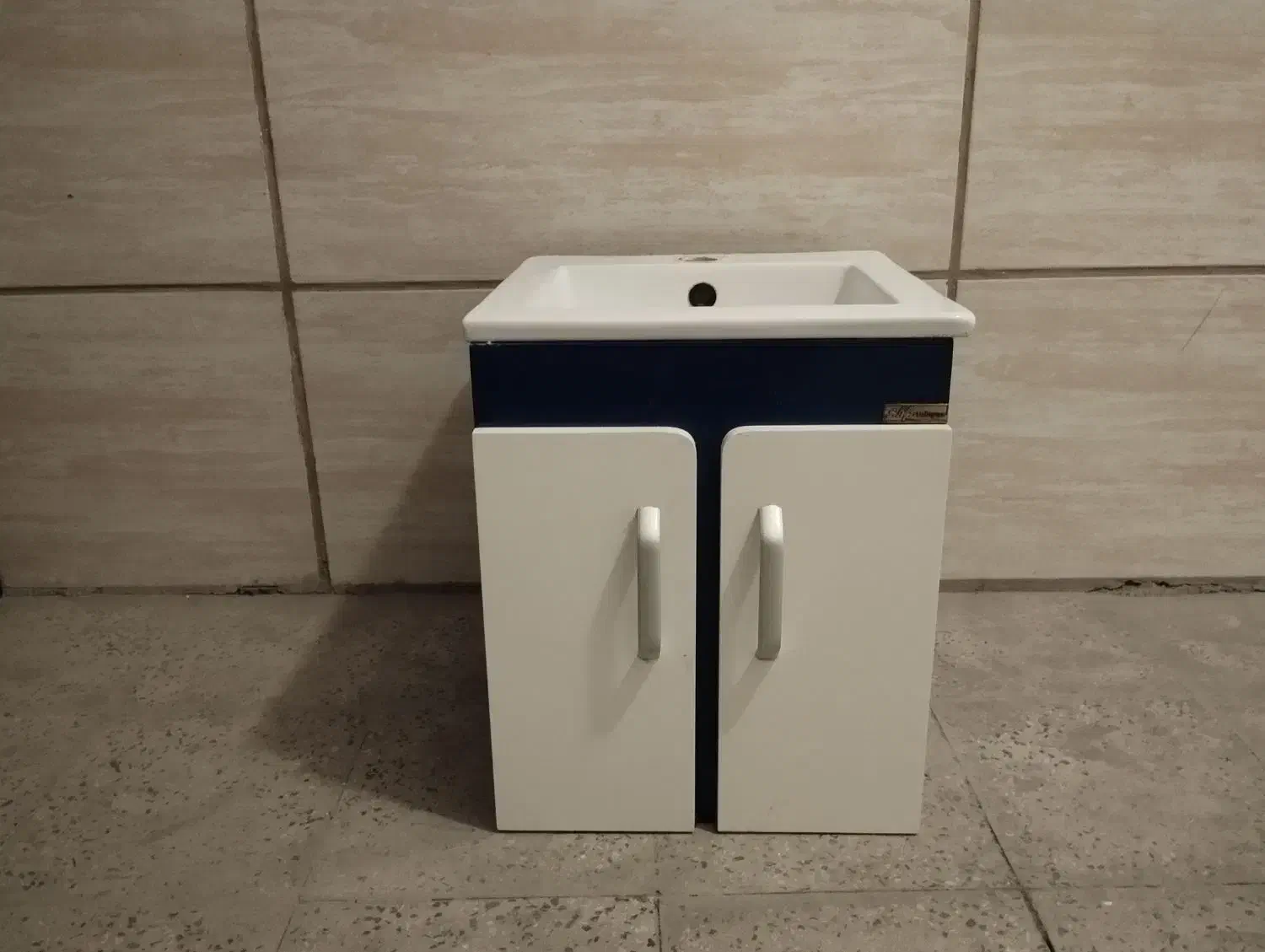 روشویی به همراه کابینت پی وی سی برند Safe تمیز|لوازم سرویس بهداشتی|تهران, زعفرانیه|دیوار