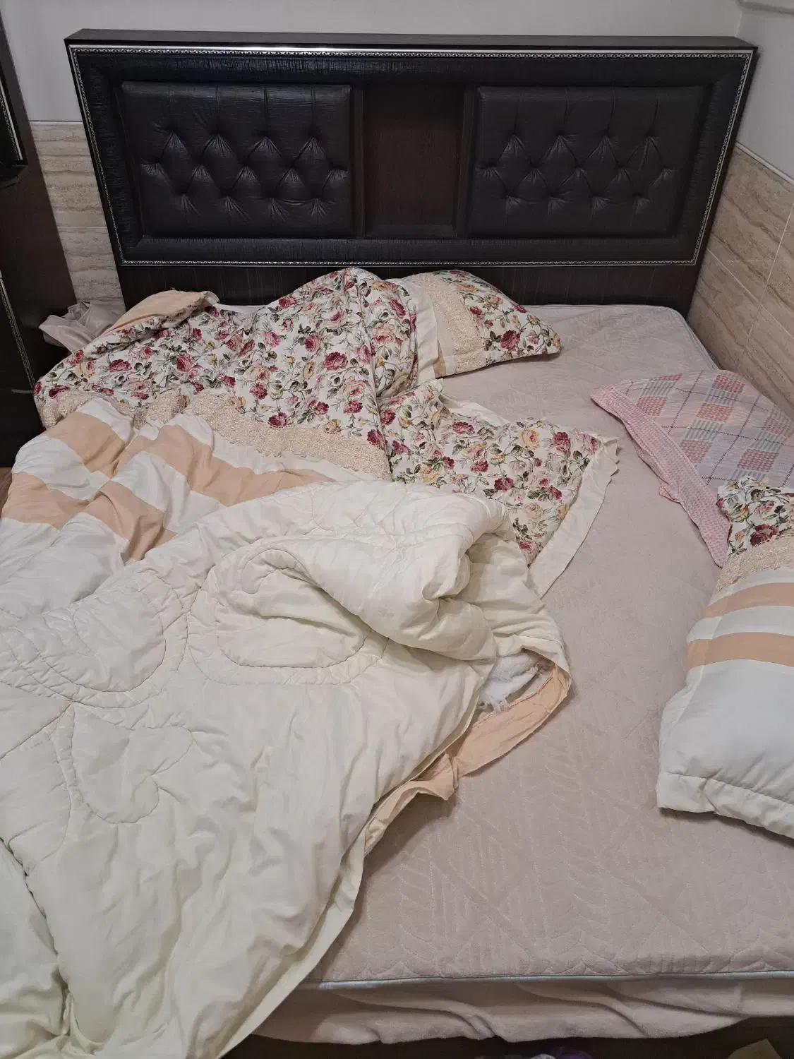 تخت دو نفره همراه با میز ارایشی|تخت و سرویس خواب|شیراز, شهرک نیروی انتظامی|دیوار