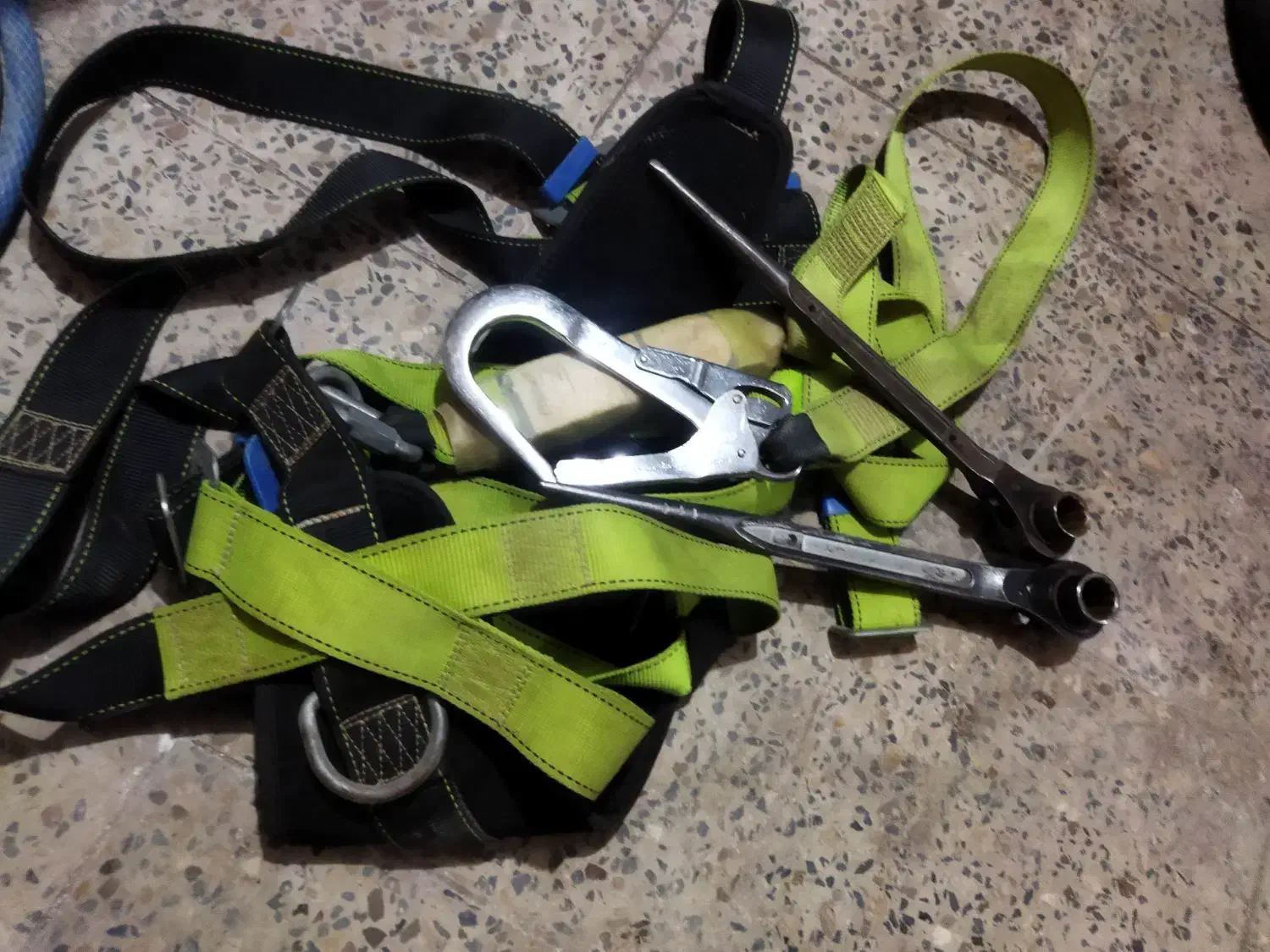 کمربند ایمنی و ۲ عدد اچار دار بست|ابزارآلات|دزفول, |دیوار