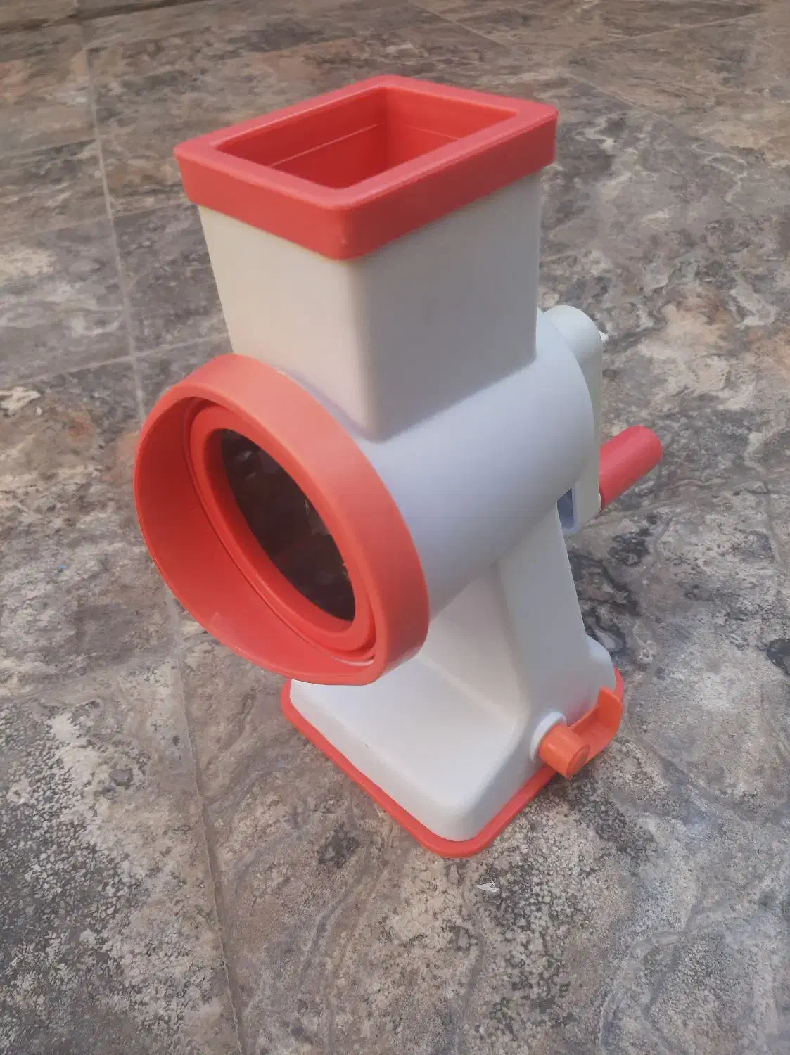 رنده چند کاره|خردکن، آسیاب، غذاساز|قم, قلعه عموحسین|دیوار