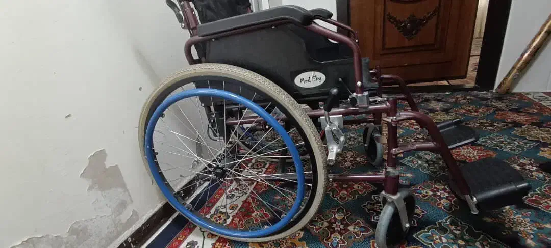 یک دستگاه ویلچر و یک دستگاه ضد|آرایشی، بهداشتی، درمانی|بروجرد, |دیوار