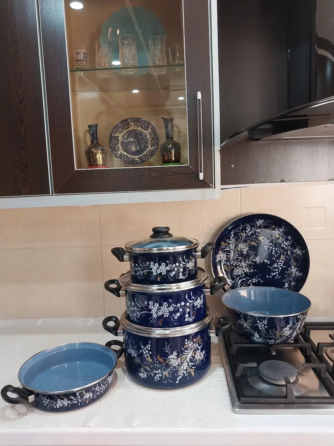 تعدادی وسیله پذیرایی ودکوری|کلکسیون اشیاء عتیقه|سنندج, |دیوار