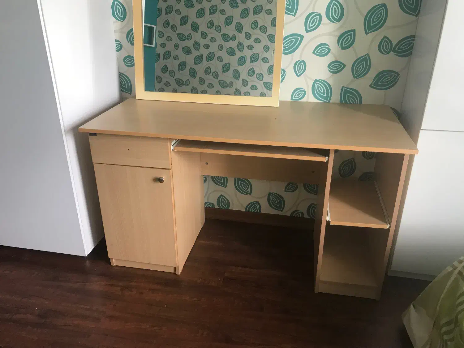 میز تحریر وصندلی|میز تحریر و کامپیوتر|نور, |دیوار