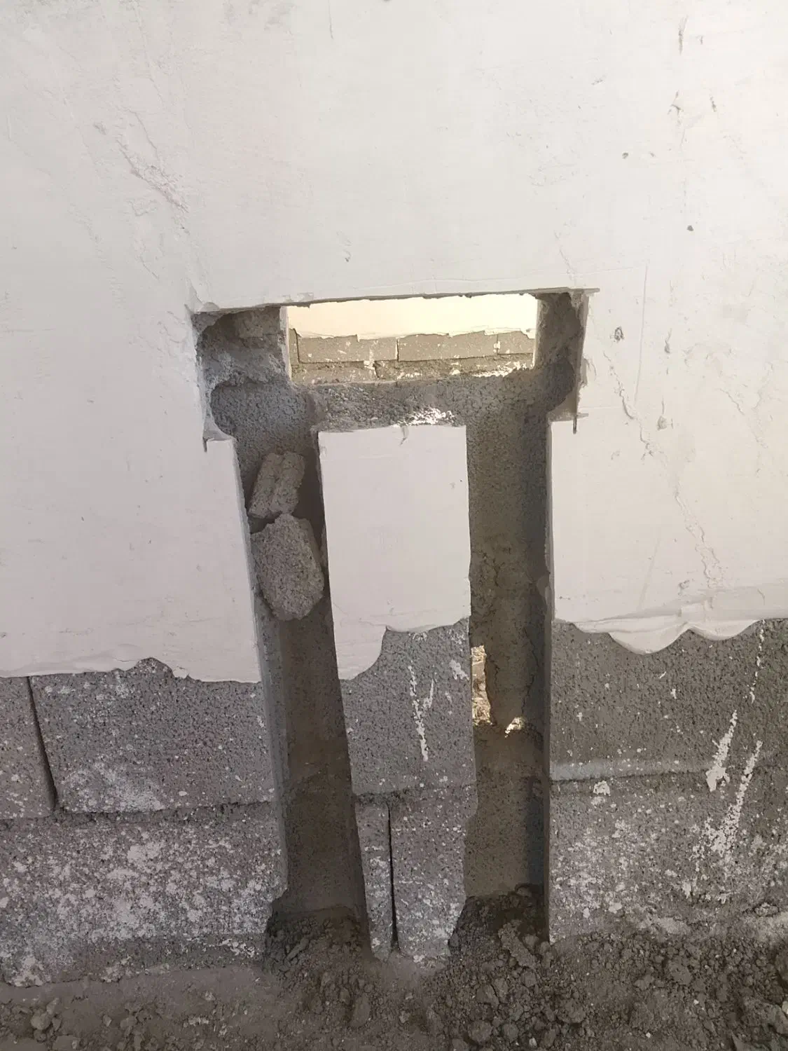 یک کارگر ساده ویک برقکار نیمه وارد نیاز داریم|استخدام معماری، عمران و ساختمانی|سنقر, |دیوار