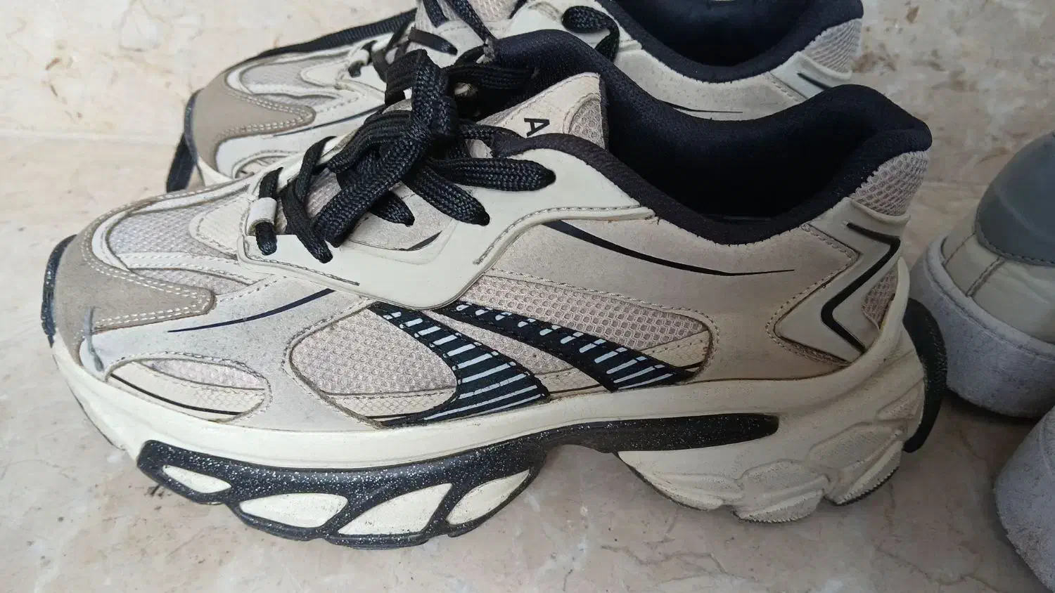 کتونی|کیف، کفش، کمربند|رشت, پیرکلاچای|دیوار