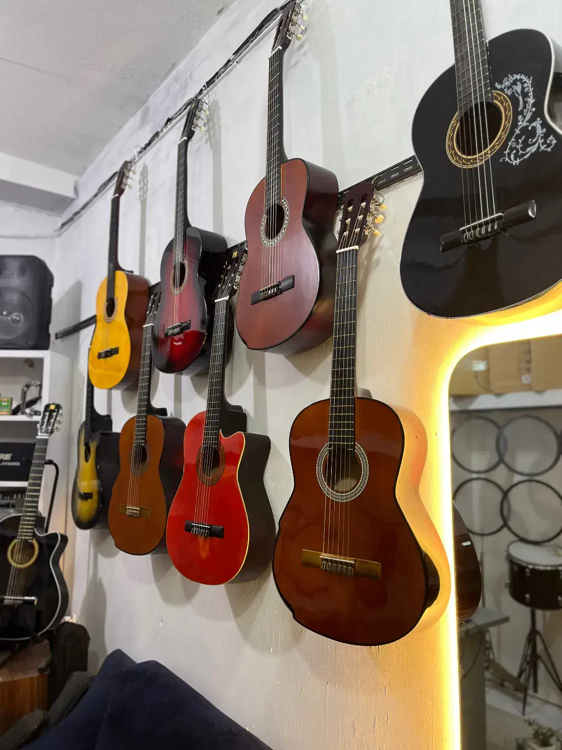 گیتار دیاموند با رنگبندی متنوع|گیتار، بیس، امپلیفایر|گنبد کاووس, |دیوار