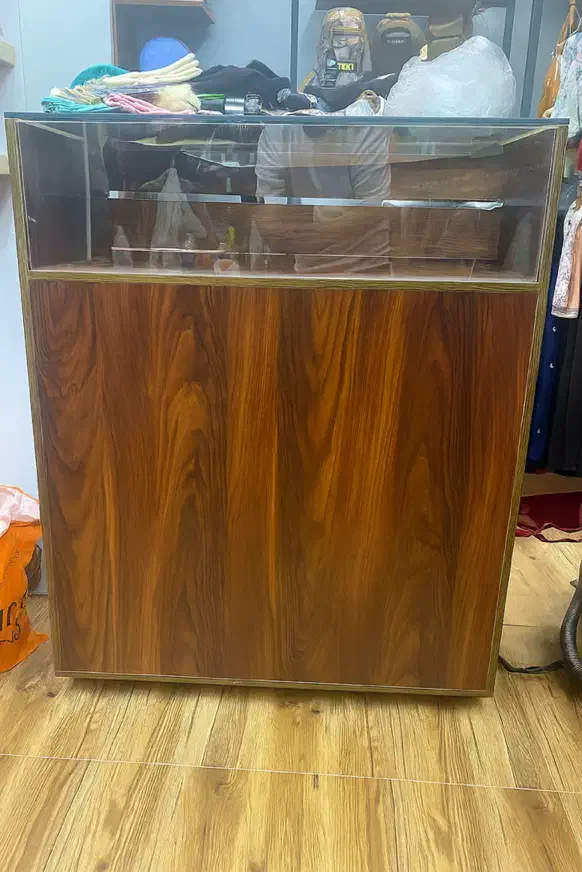 میز صندوق و ویترین بوتیک چوبی . فروش فوری|فروشگاه و مغازه|نوشهر, |دیوار