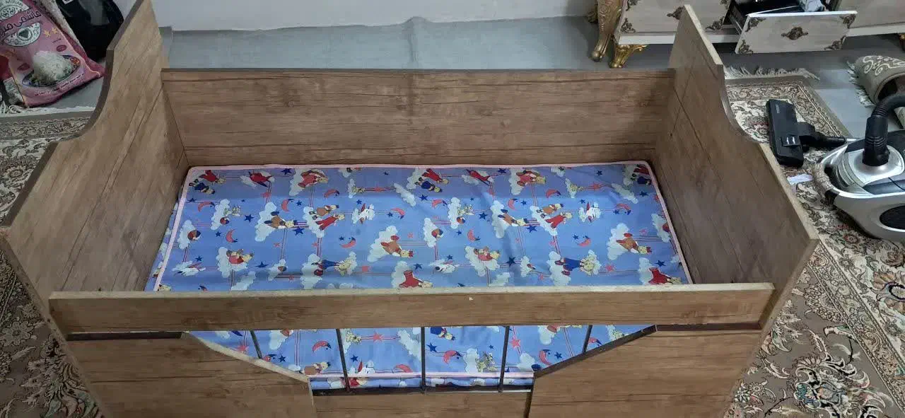 تخت خواب|تخت و صندلی بچه|بروجرد, |دیوار