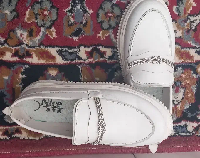 کالج سفید|کیف، کفش، کمربند|میانه, |دیوار