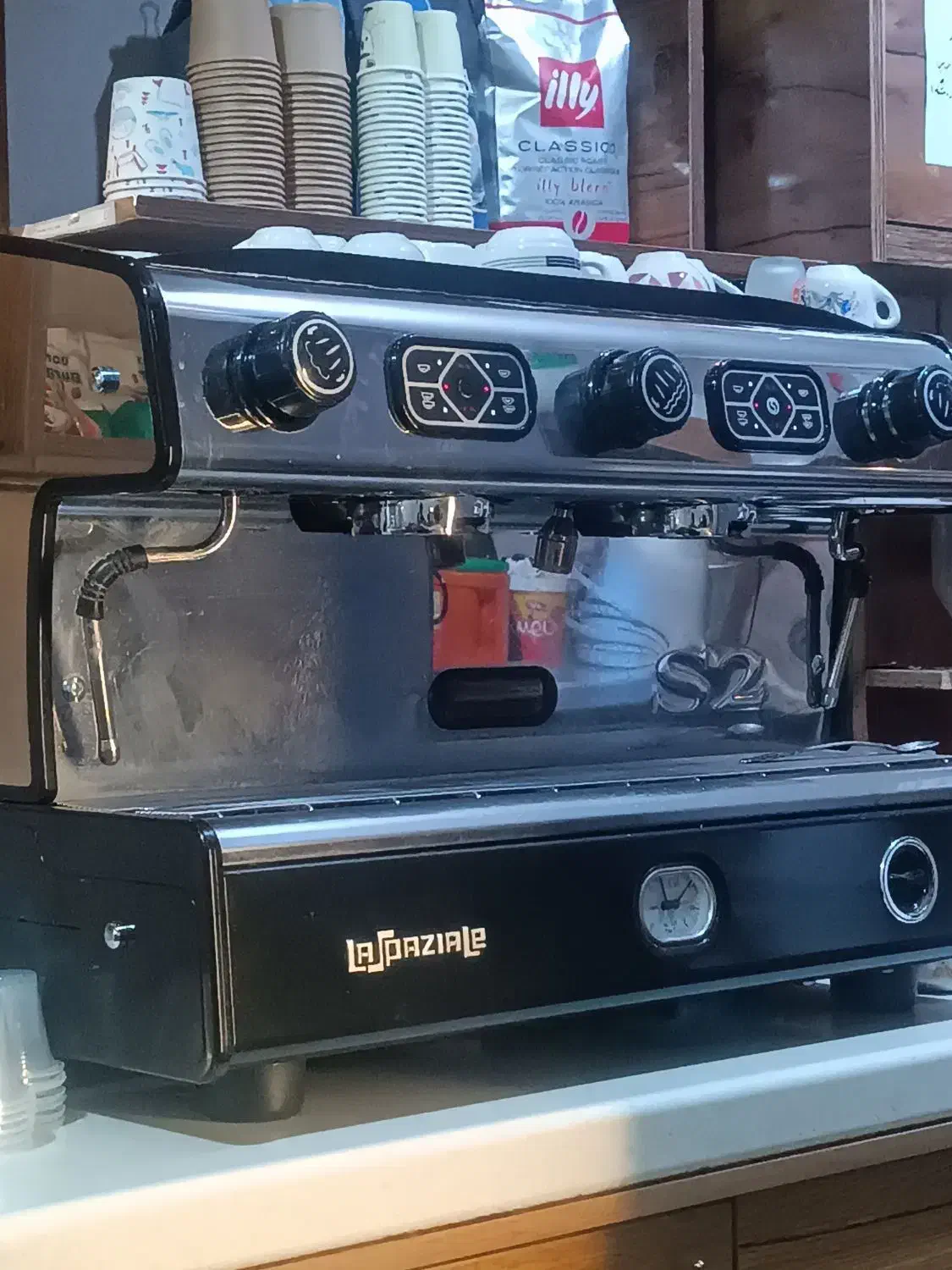 استخدام در کافه مکث|استخدام خدمات فروشگاه و رستوران|میناب, |دیوار