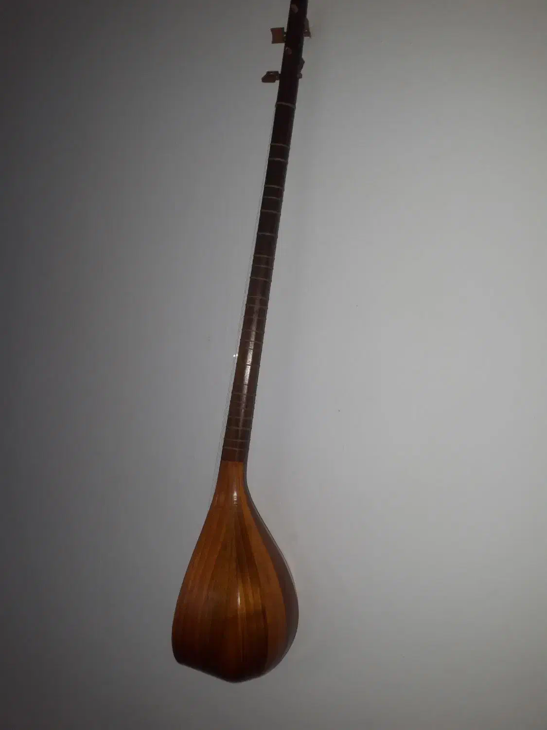 سه تاربدون مهراصلی واسه آموزش|سازهای سنتی|صحنه, |دیوار