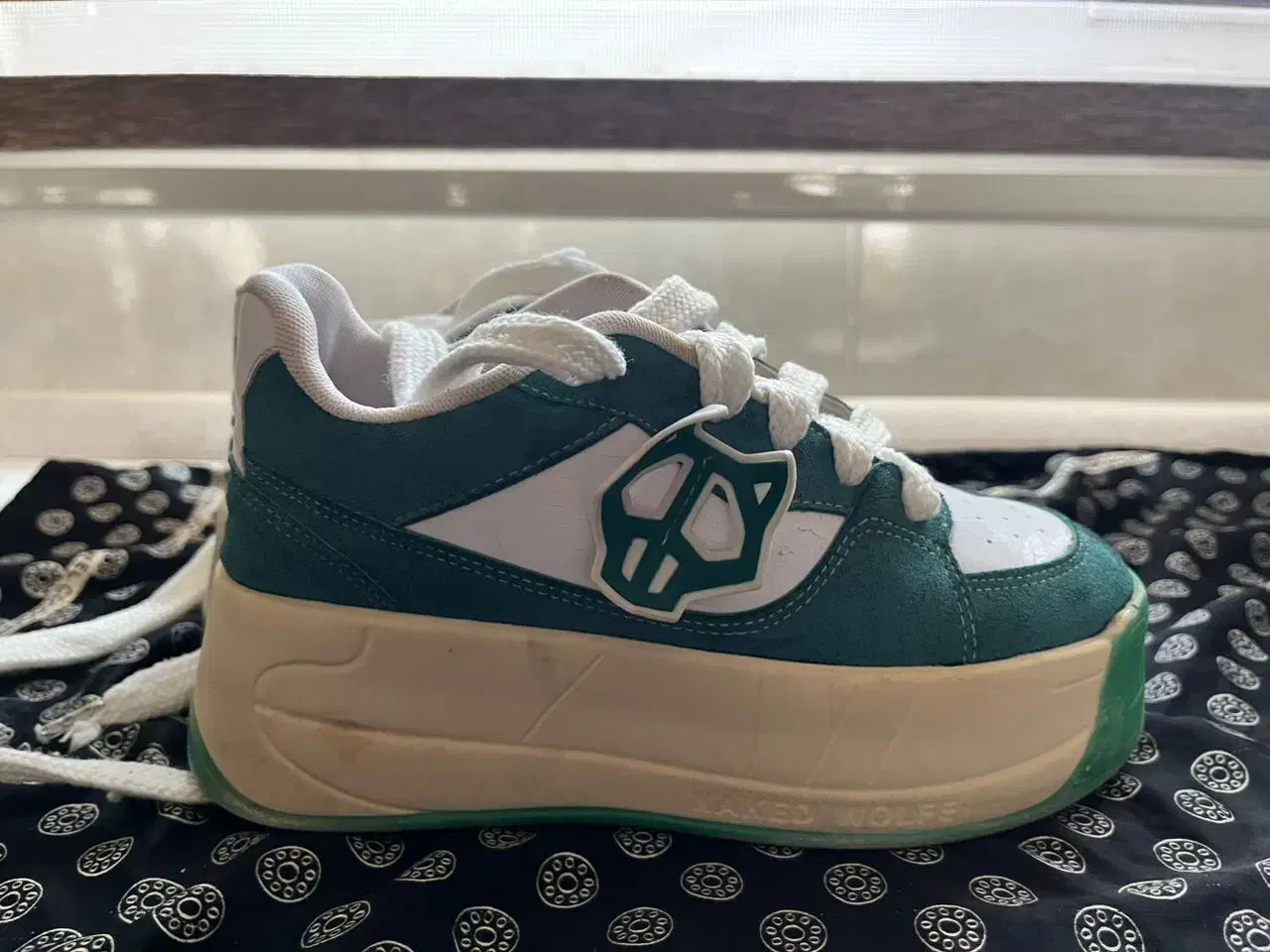 کفش|کیف، کفش، کمربند|اصفهان, شاهد|دیوار