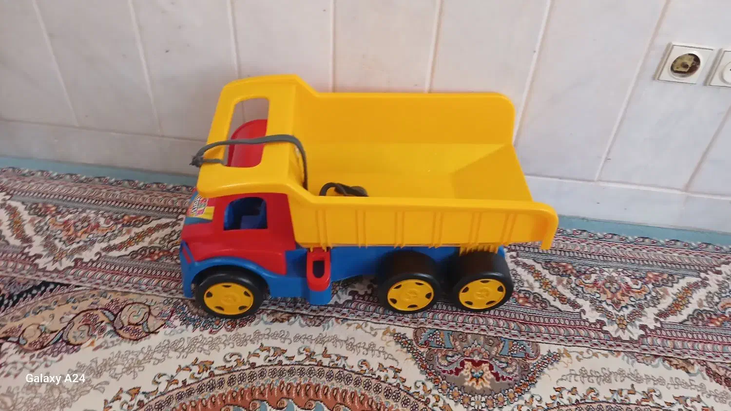 کامیون و تعدادی اسباب بازی در حد نو|اسباب‌بازی بچه|سمیرم, |دیوار