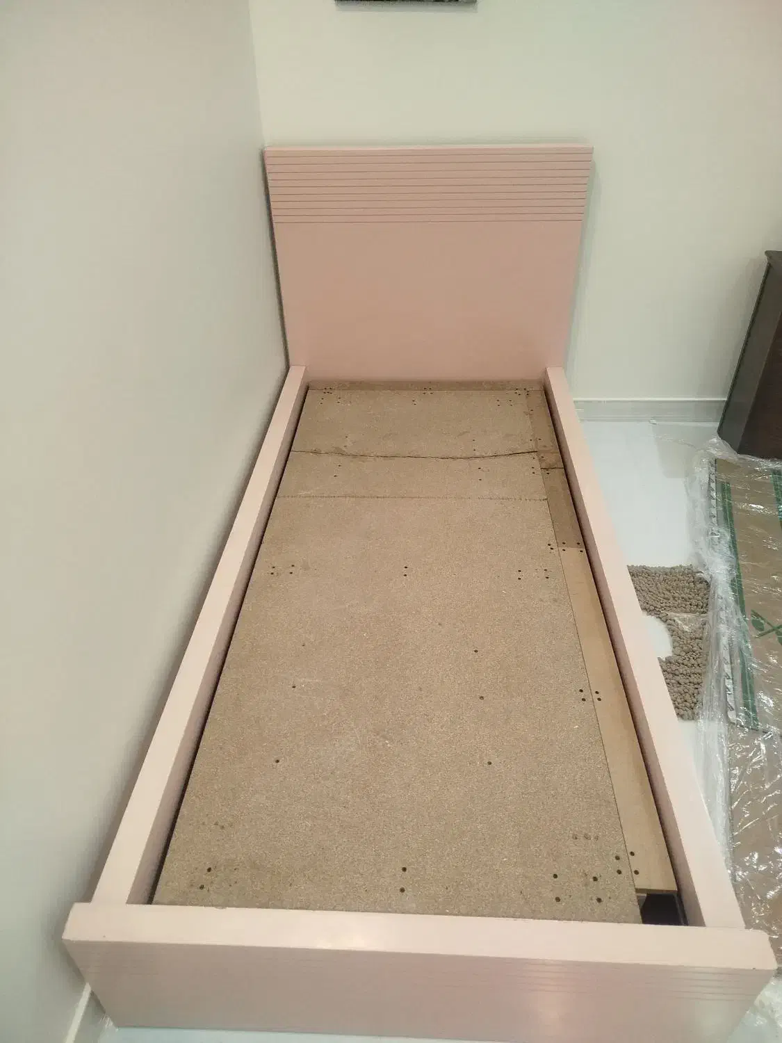 تخت با تشک|تشک تختخواب|بومهن, |دیوار