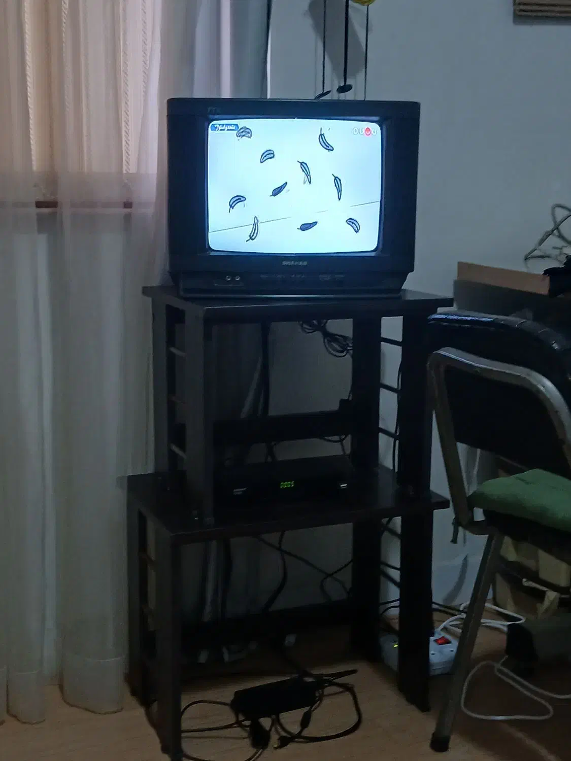 تلویزیون به همراه میز|میز تلویزیون|رشت, خمیران زاهدان|دیوار