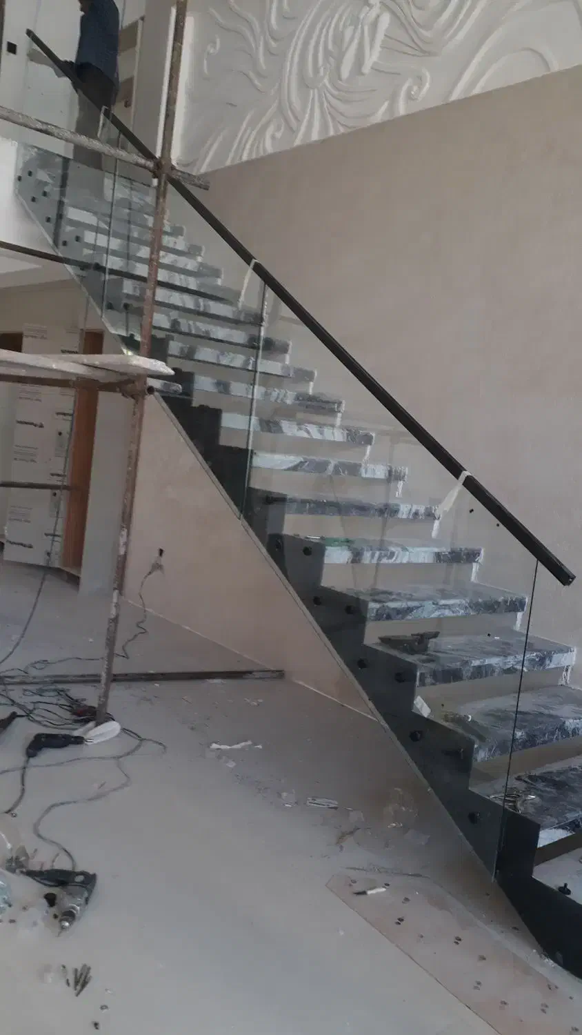 اجراونصب شیشه های ساختمانی و سکوریت|خدمات پیشه و مهارت|اردبیل, |دیوار