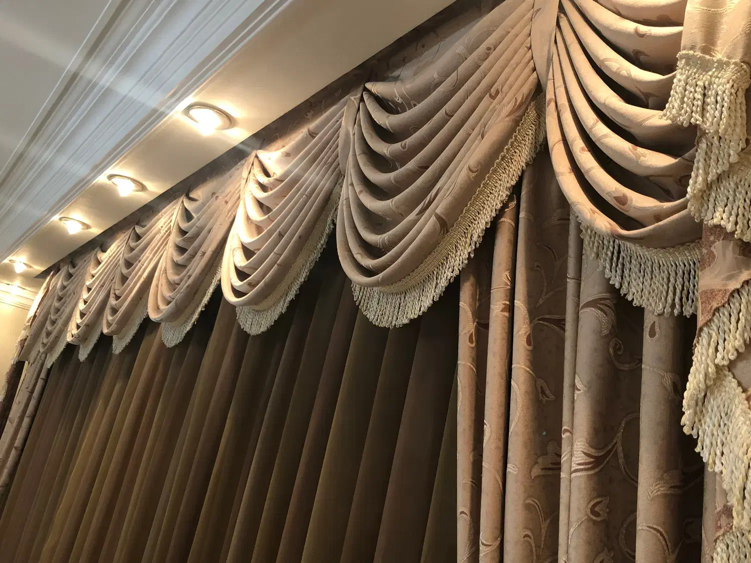 پرده خامه دوزی با پارچه تمام ترک در حد نو|پرده، رانر، رومیزی|قزوین, |دیوار