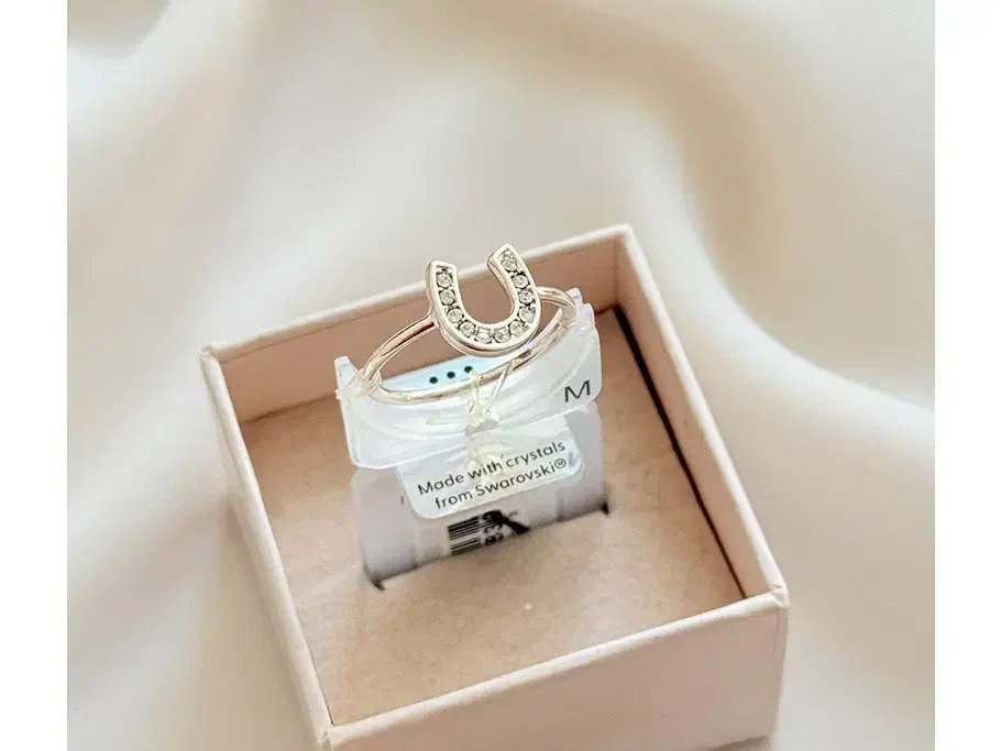 انگشتر نقره ای نگین دار سواروسکی طرح نعل سفید|بدلیجات|رشت, بازار|دیوار