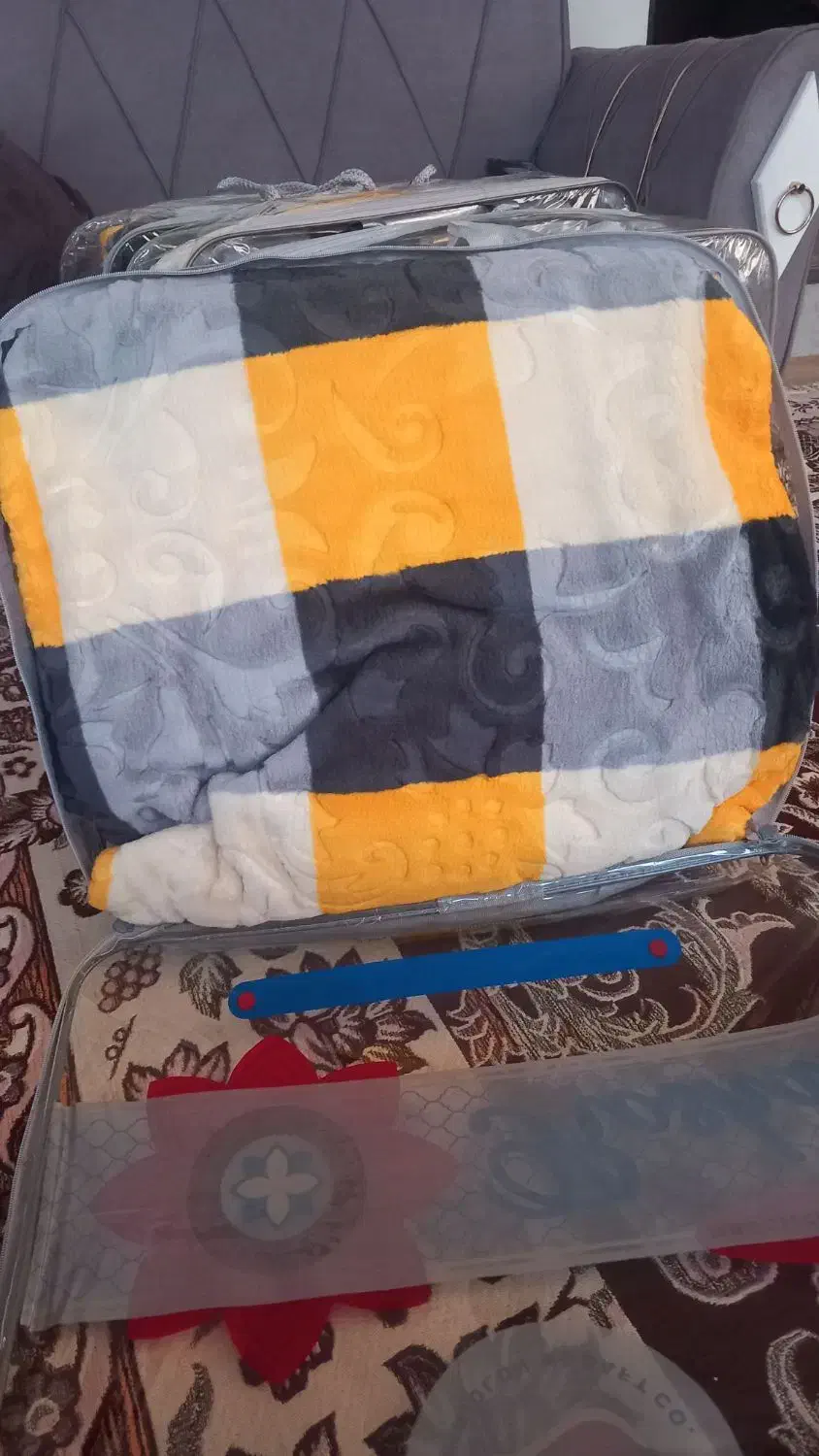 سلام دوستان ۴عددپتوی یک نفره گل برجسته بفروش میرسد|رختخواب، بالش، پتو|نظرآباد, رسالت|دیوار