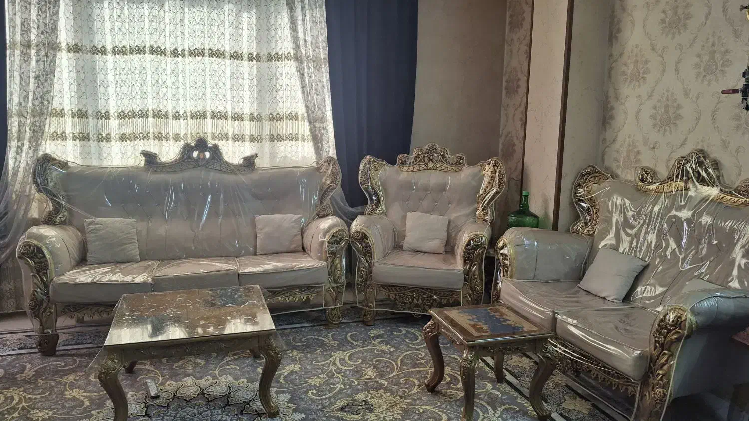 مبل ۷نفره سلطنتی به همراه جلومبلی|مبلمان خانگی و میز عسلی|گرمدره, |دیوار