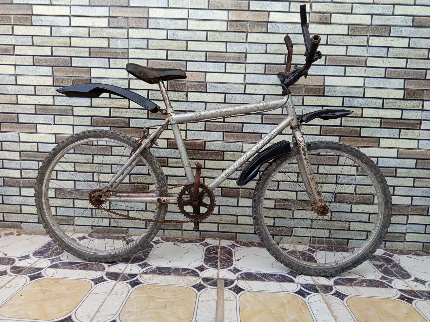 دوچرخه|دوچرخه، اسکیت، اسکوتر|خاش, |دیوار