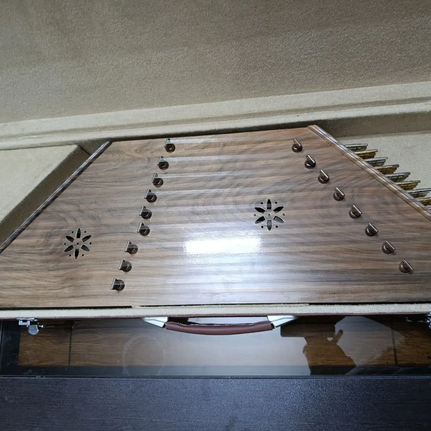 سنتور اکبر پور|سازهای سنتی|یزد, |دیوار