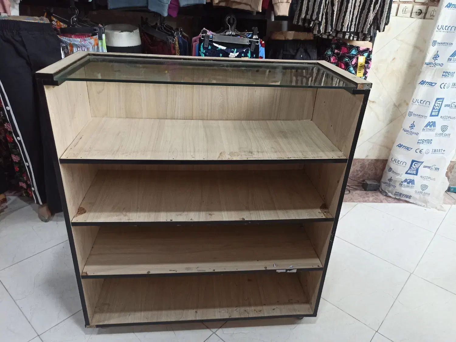 ویترین آهنی دو متری و میز چوبی|دفتر کار|قم, دروازه چوبی|دیوار