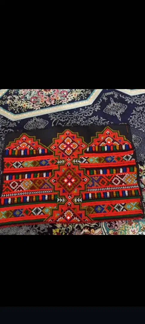 دوزنده گل هستم و  صندوقک|لباس|خاش, |دیوار