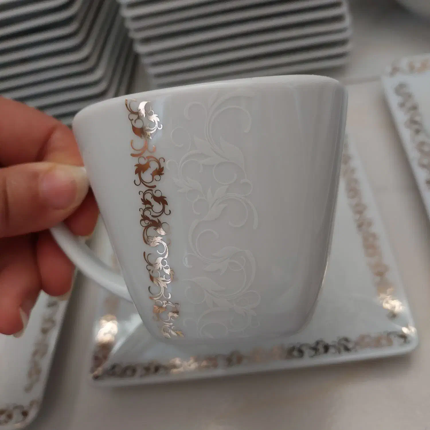 چینی ۱۸ نفره تقدیس|ظروف سرو و پذیرایی|شاهین‌شهر, حافظ جنوبی|دیوار