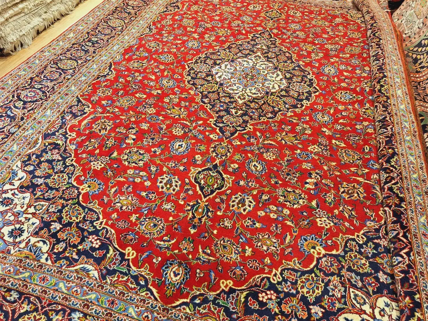 ۱۲متری کاشان دستباف زمینه قرمز|فرش|تهران, اکباتان|دیوار