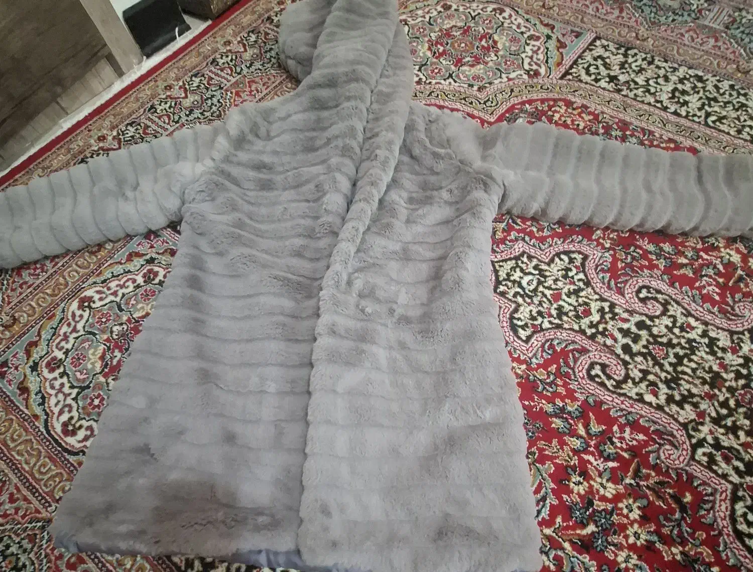 پالتوپشمی|لباس|شاهینشهر, حافظ شمالی|دیوار