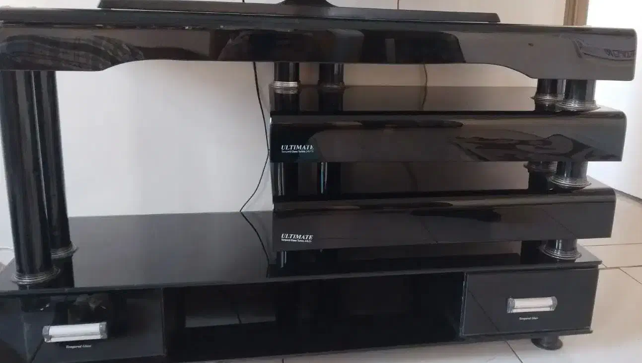 میز تلویزیون|میز تلویزیون|ری, جوانمرد قصاب|دیوار