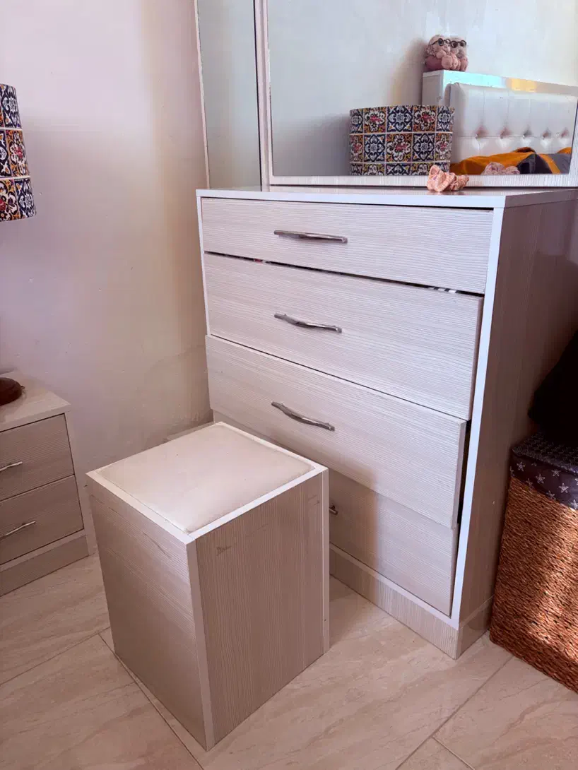 تخت خواب دو نفره با پاتختی و میز آرایش و پاف|تخت و سرویس خواب|شاهرود, |دیوار